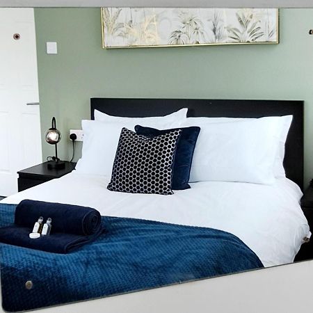 Bright 3 Bed Apartment With Terrace, Free Parking On Premises Watford  Luaran gambar