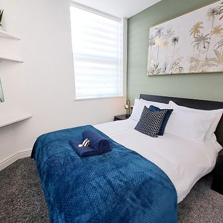 Bright 3 Bed Apartment With Terrace, Free Parking On Premises Watford  Luaran gambar