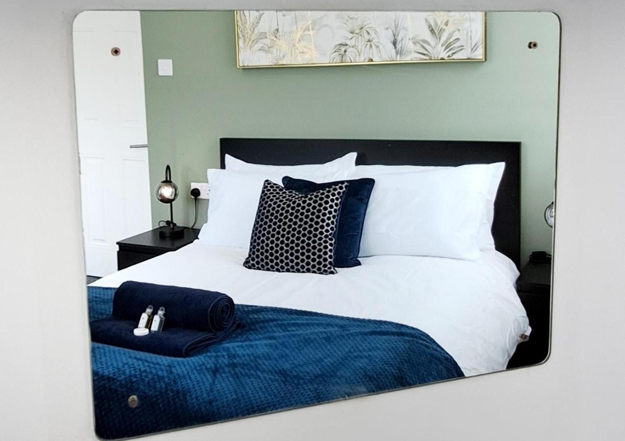 Bright 3 Bed Apartment With Terrace, Free Parking On Premises Watford  Luaran gambar