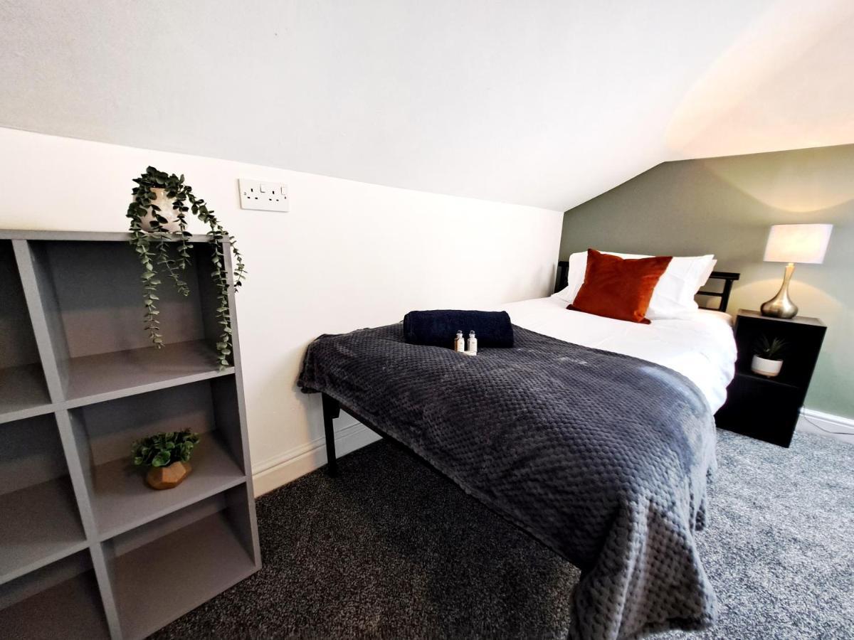 Bright 3 Bed Apartment With Terrace, Free Parking On Premises Watford  Luaran gambar