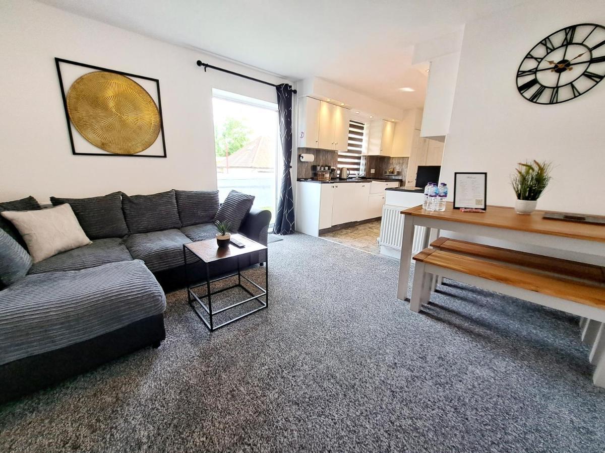 Bright 3 Bed Apartment With Terrace, Free Parking On Premises Watford  Luaran gambar