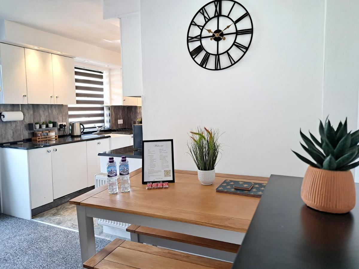 Bright 3 Bed Apartment With Terrace, Free Parking On Premises Watford  Luaran gambar