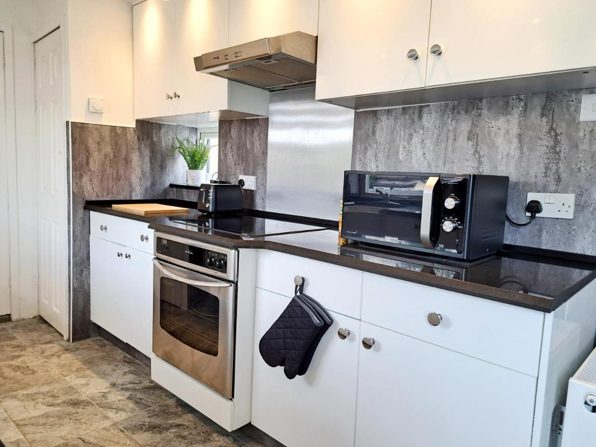 Bright 3 Bed Apartment With Terrace, Free Parking On Premises Watford  Luaran gambar