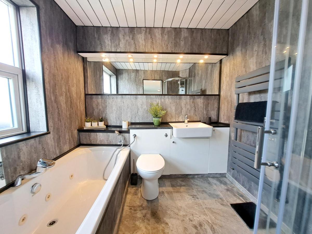 Bright 3 Bed Apartment With Terrace, Free Parking On Premises Watford  Luaran gambar
